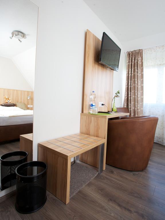Hotel Reinhardtshof Garni Wolfschlugen Pokoj fotografie