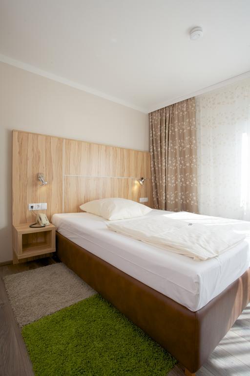 Hotel Reinhardtshof Garni Wolfschlugen Pokoj fotografie