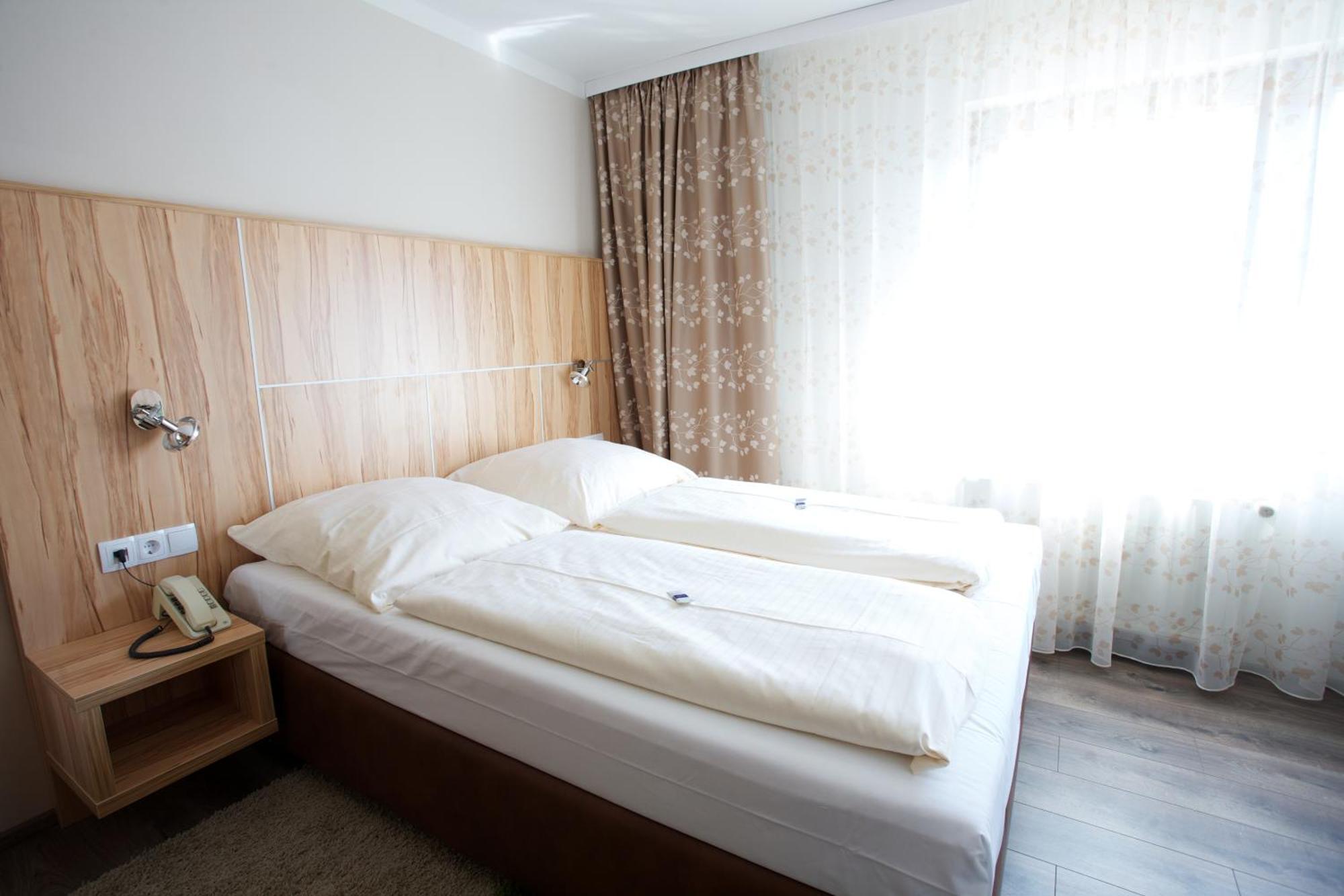 Hotel Reinhardtshof Garni Wolfschlugen Pokoj fotografie