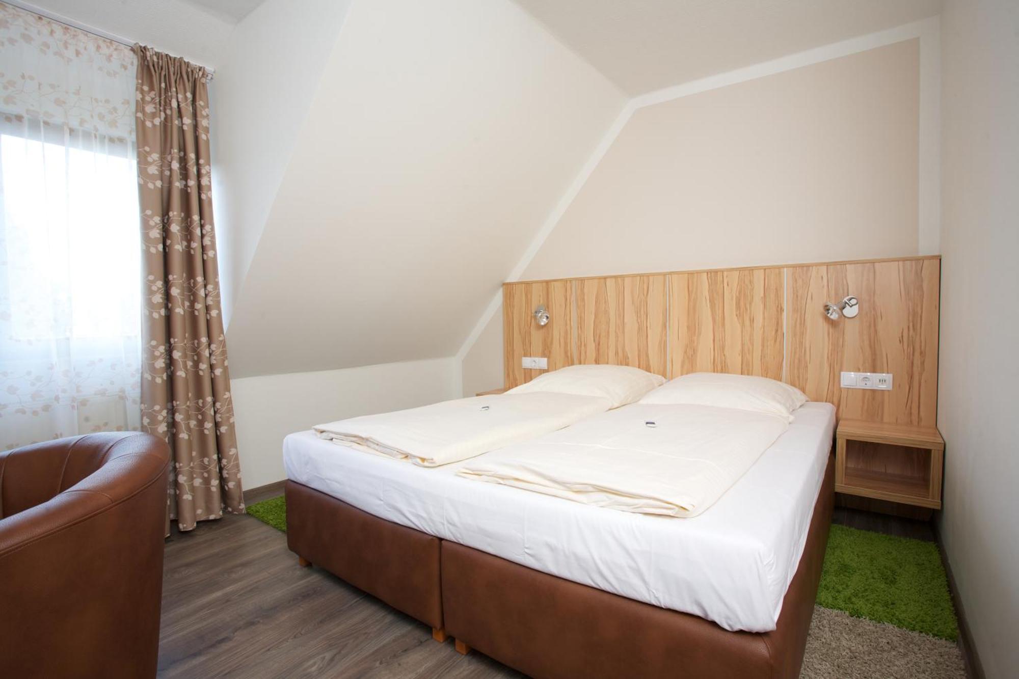 Hotel Reinhardtshof Garni Wolfschlugen Pokoj fotografie