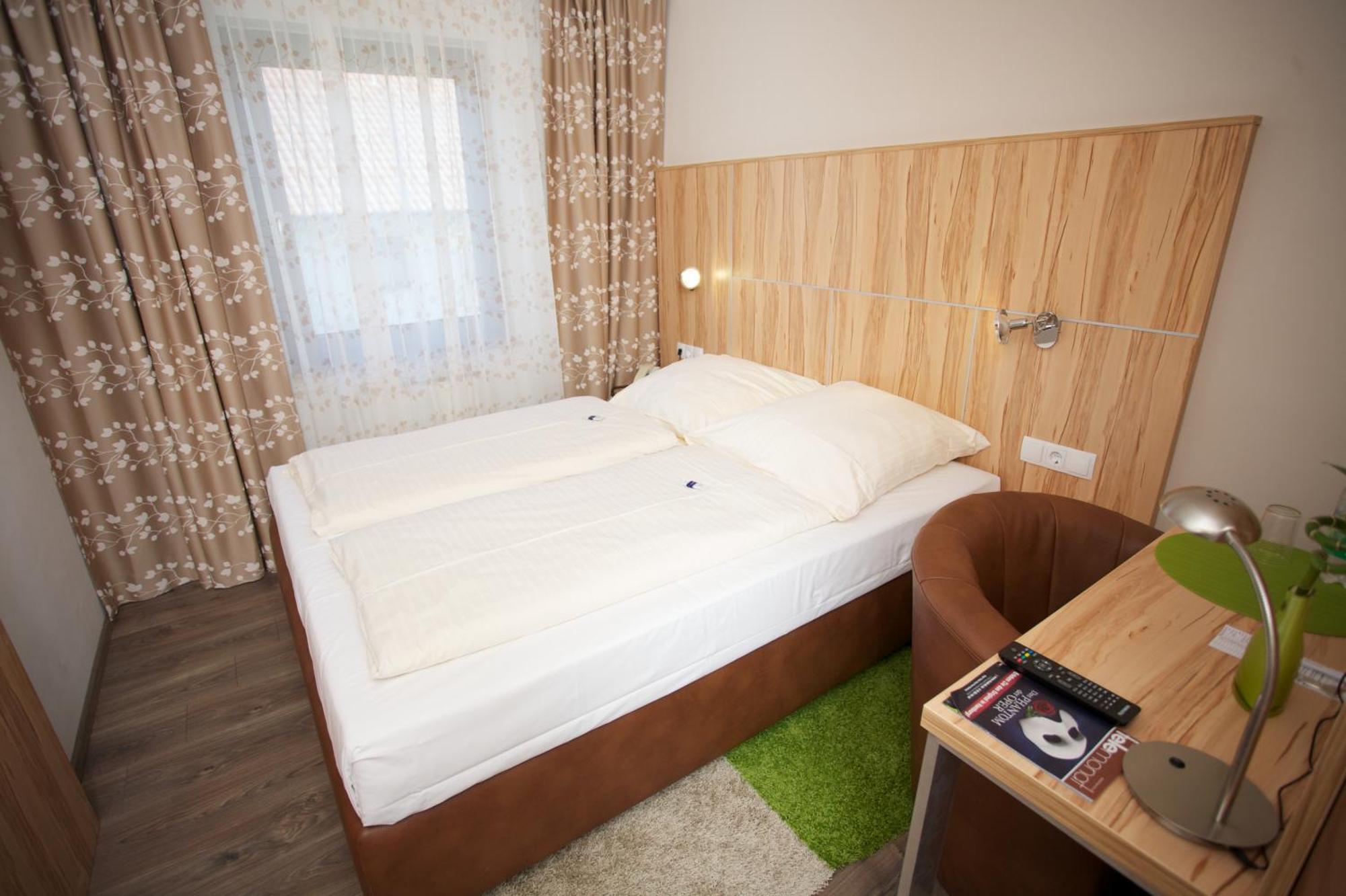 Hotel Reinhardtshof Garni Wolfschlugen Pokoj fotografie