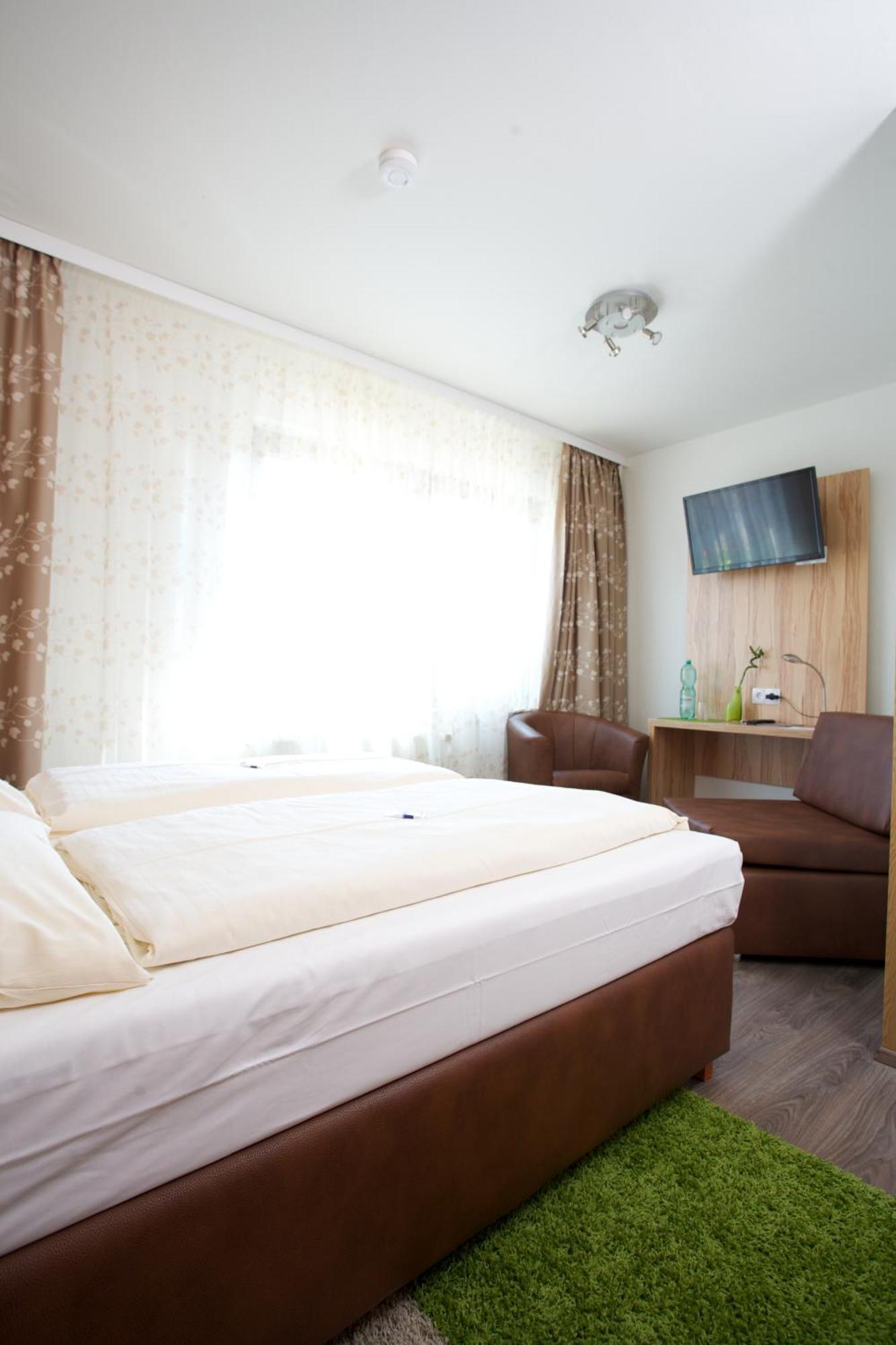 Hotel Reinhardtshof Garni Wolfschlugen Pokoj fotografie