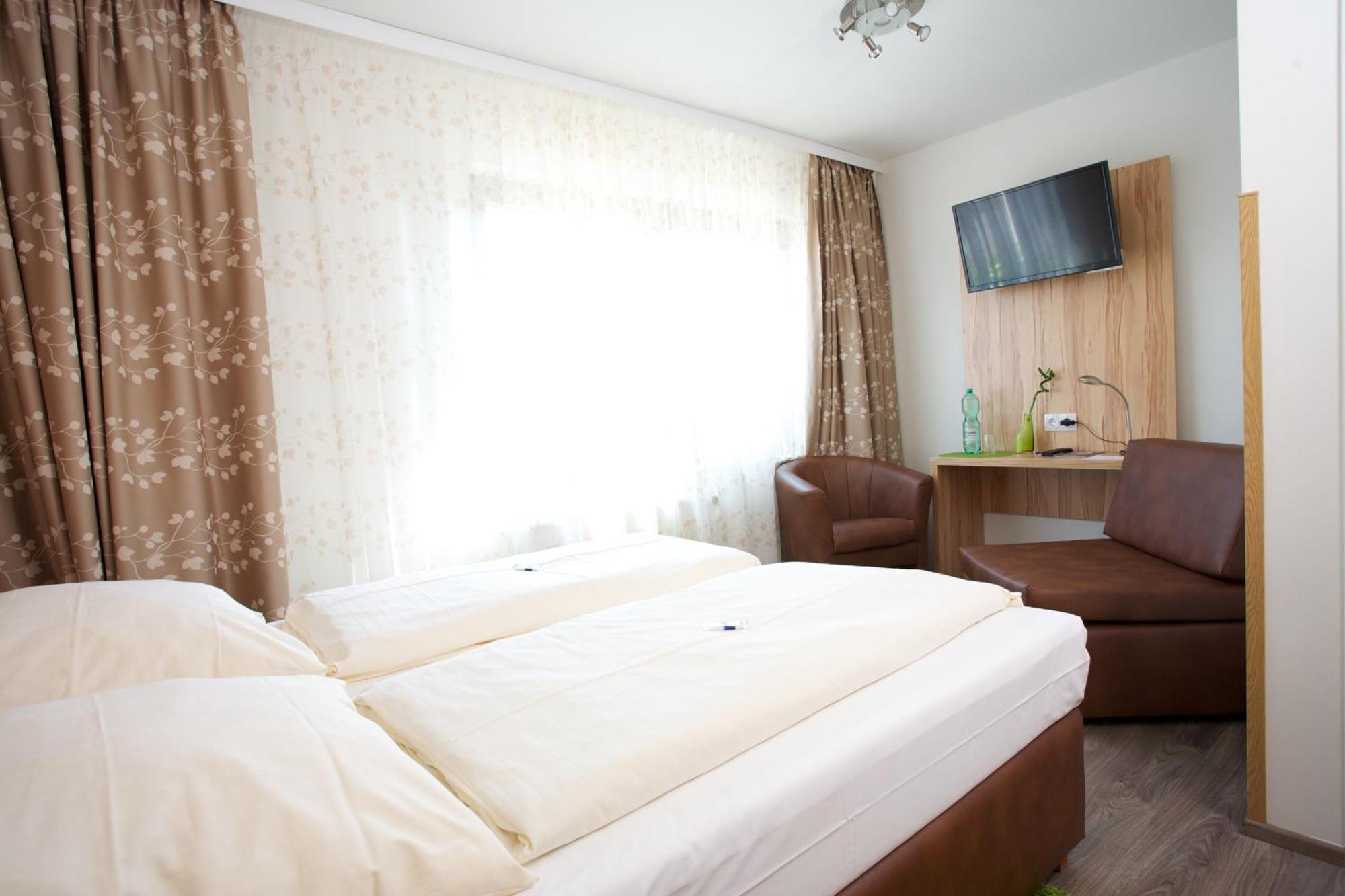 Hotel Reinhardtshof Garni Wolfschlugen Pokoj fotografie